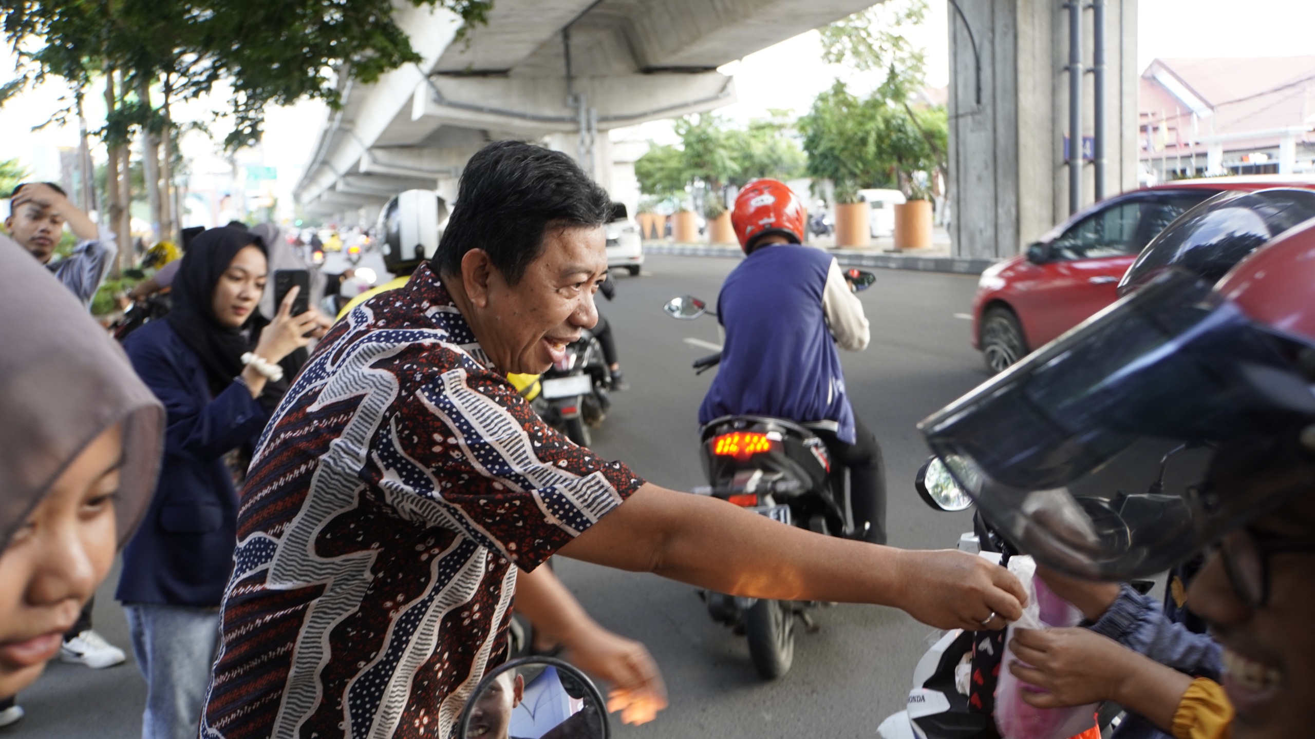 Pengurus Mushalla Nurul Ilmi dan UKM Rohis Politeknik STIA LAN Makassar Bagi-bagi Takjil dan Anjangsana ke Panti Asuhan